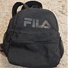 Рюкзак FILA в отличном состоянии. Черный цвет делает его универсальным аксессуаром. Размеры: высота — 32 см, ширина — 23 см, глубина — 8 см. Регулируемые лямки обеспечивают удобство при ношении. Логотип бренда на передней стороне Отправлю доставкой в Юрге